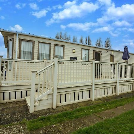 6 Berth Caravan With Decking At Manor Park In Hunstanton Ref 23017H Exterior photo