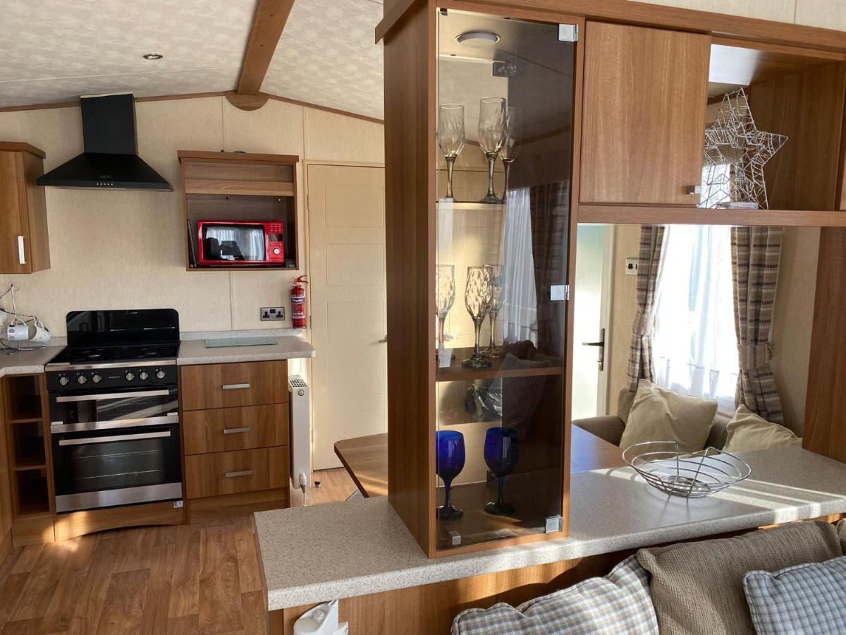 6 Berth Caravan With Decking At Manor Park In Hunstanton Ref 23017H Exterior photo
