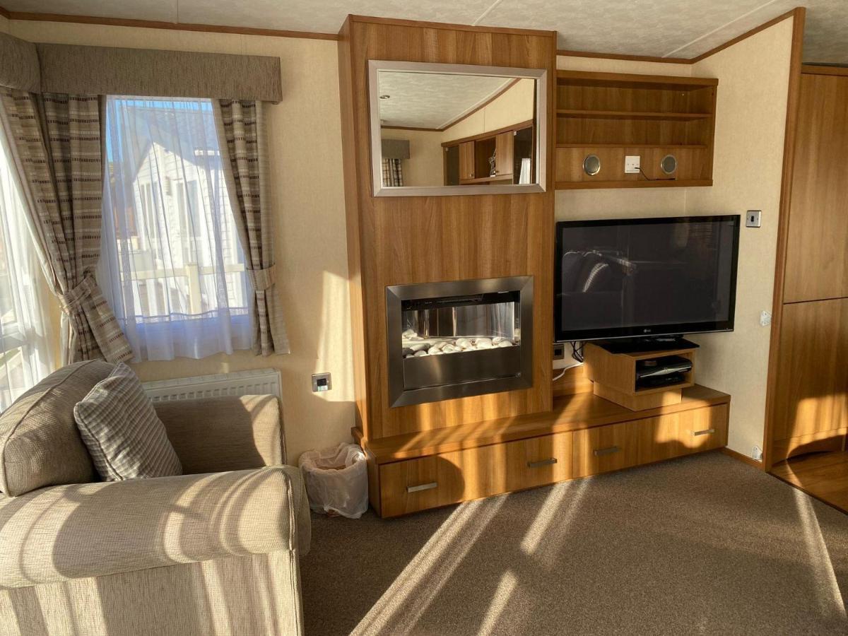 6 Berth Caravan With Decking At Manor Park In Hunstanton Ref 23017H Exterior photo
