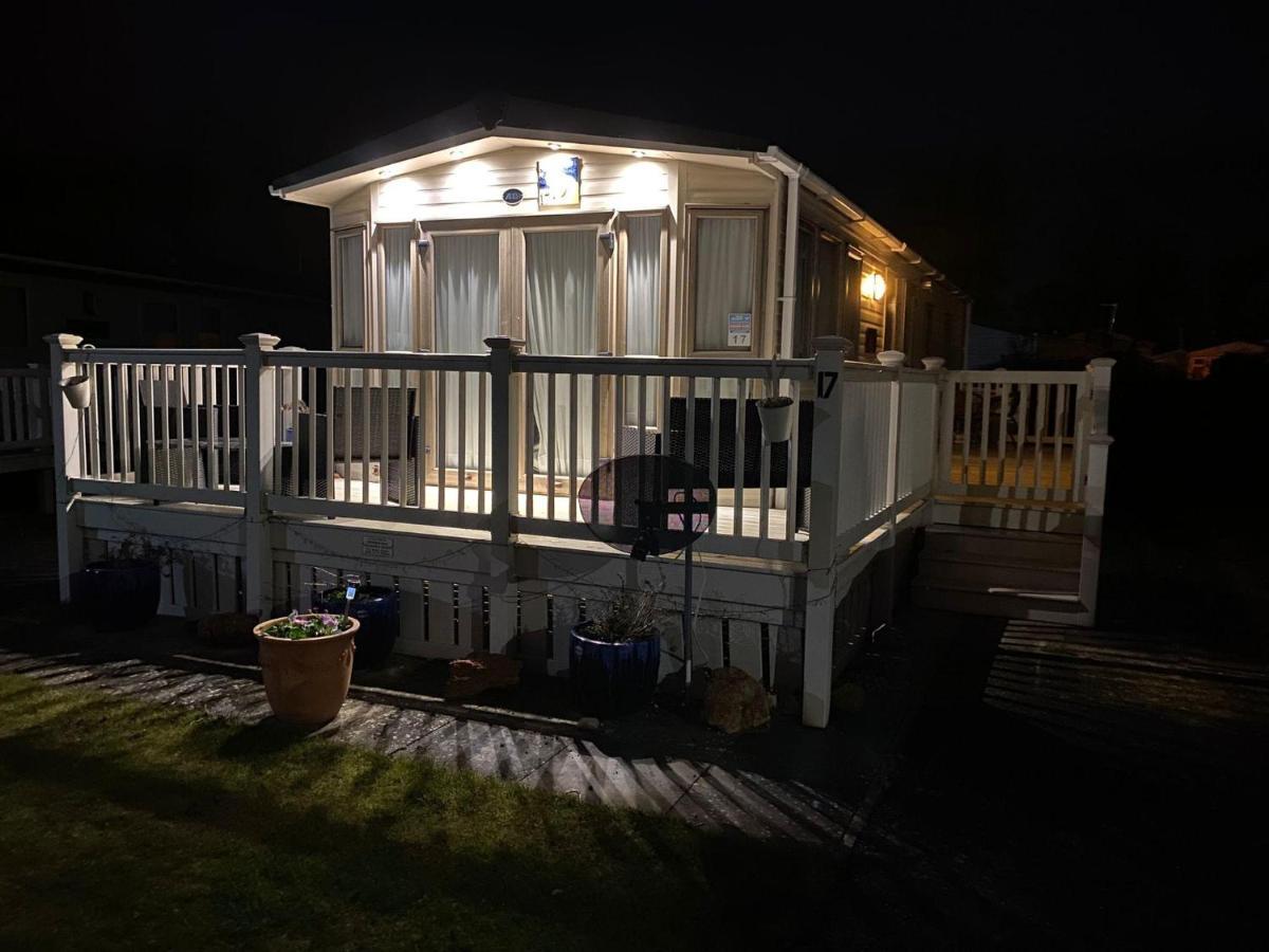 6 Berth Caravan With Decking At Manor Park In Hunstanton Ref 23017H Exterior photo