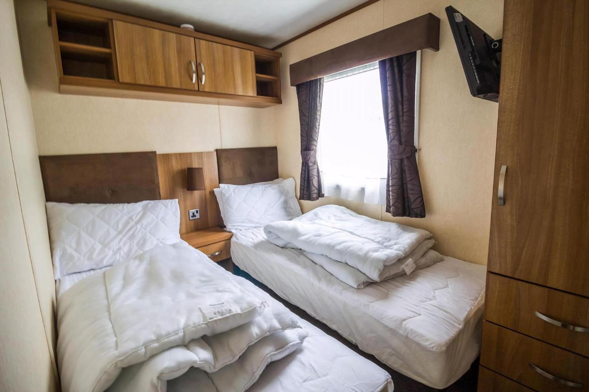 6 Berth Caravan With Decking At Manor Park In Hunstanton Ref 23017H Exterior photo