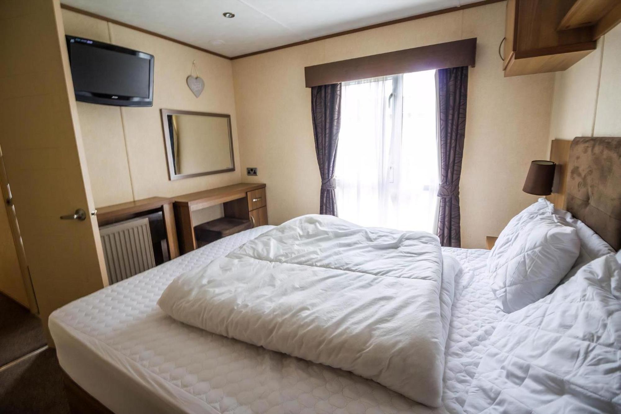 6 Berth Caravan With Decking At Manor Park In Hunstanton Ref 23017H Exterior photo